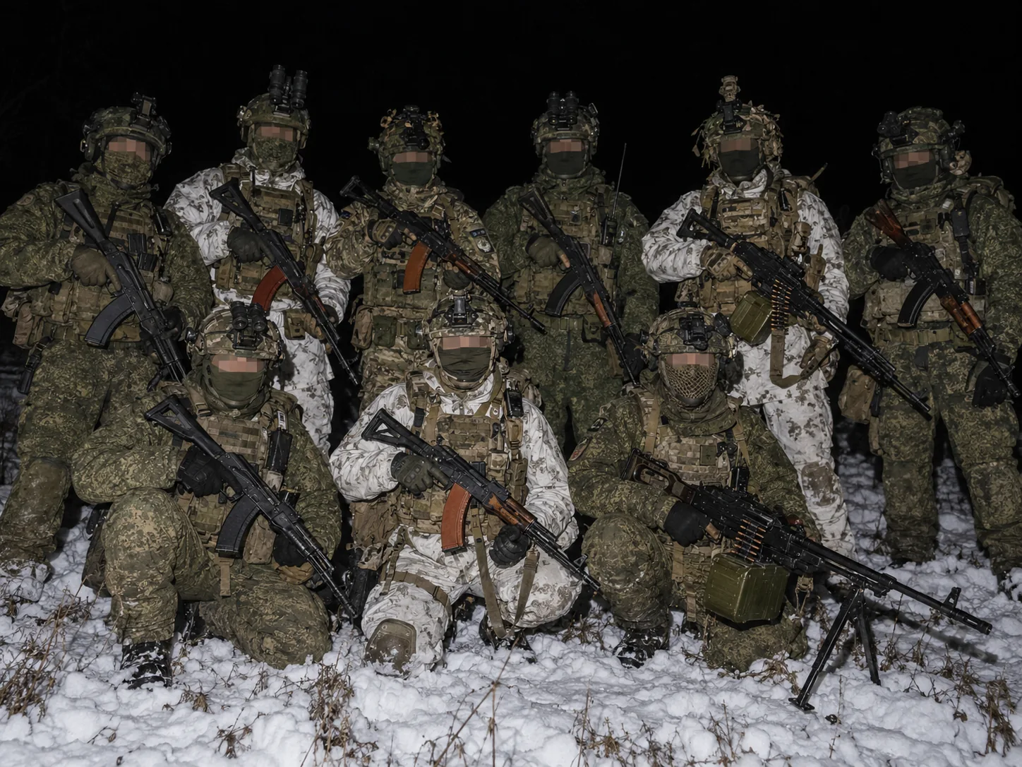 Группа военнослужащих в зимней полевой экипировке, лица скрыты